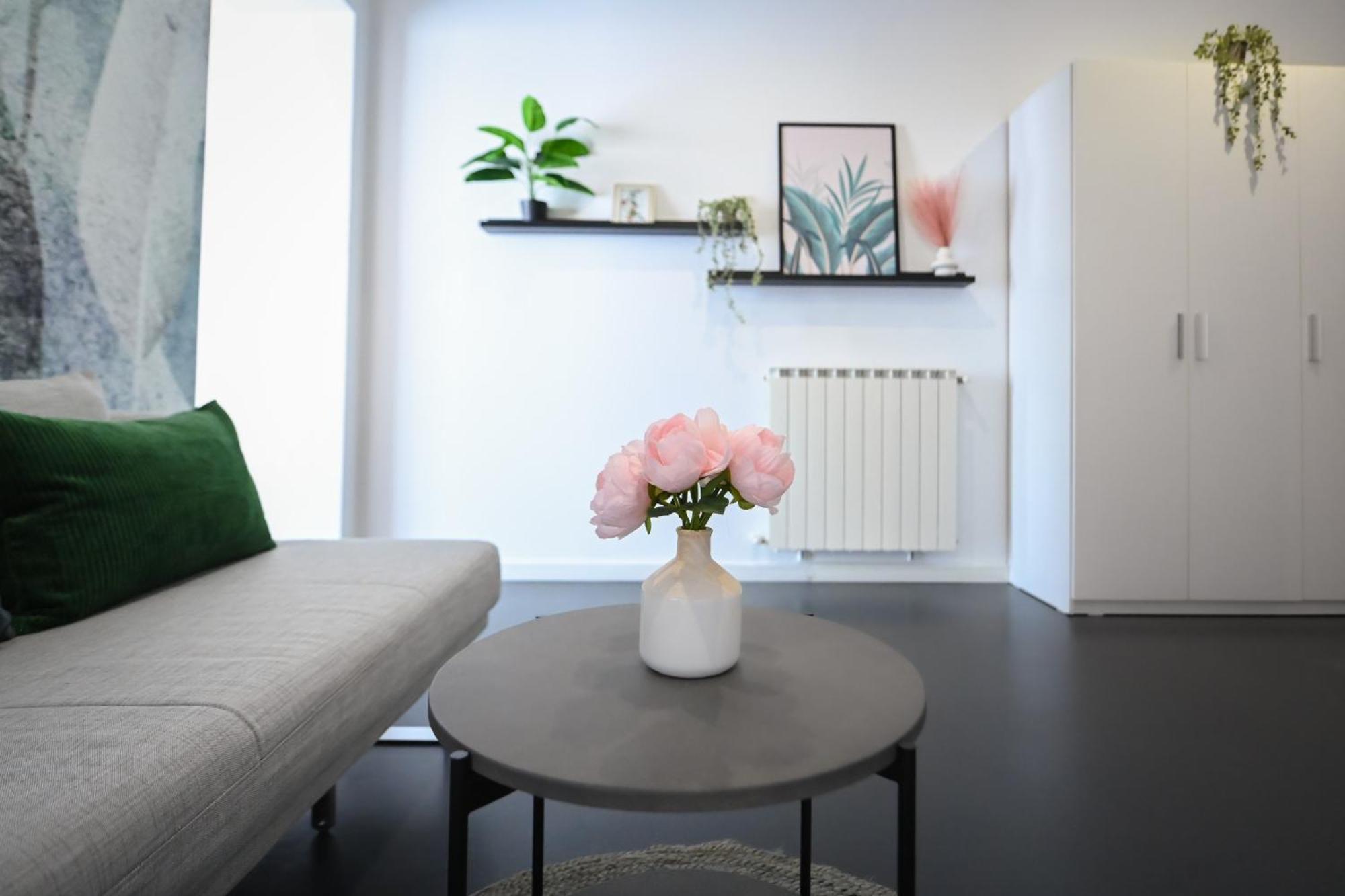 Urban Elegance - Stylish Central Accommodation Bucharest Room photo